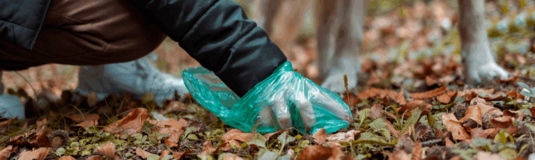 hondenpoep opruimen met een plastic zakje
